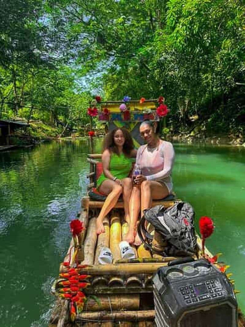 Depuis Montego Bay : Descente de la rivière en radeau de bambou et massage au calcaire