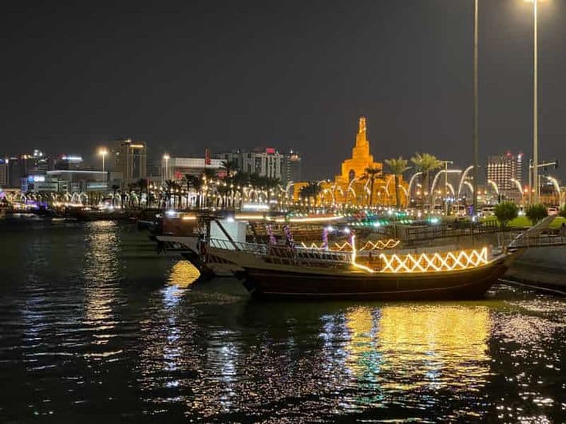 Billet Doha : Visite nocturne de la ville avec tour en bateau traditionnel (dhow)