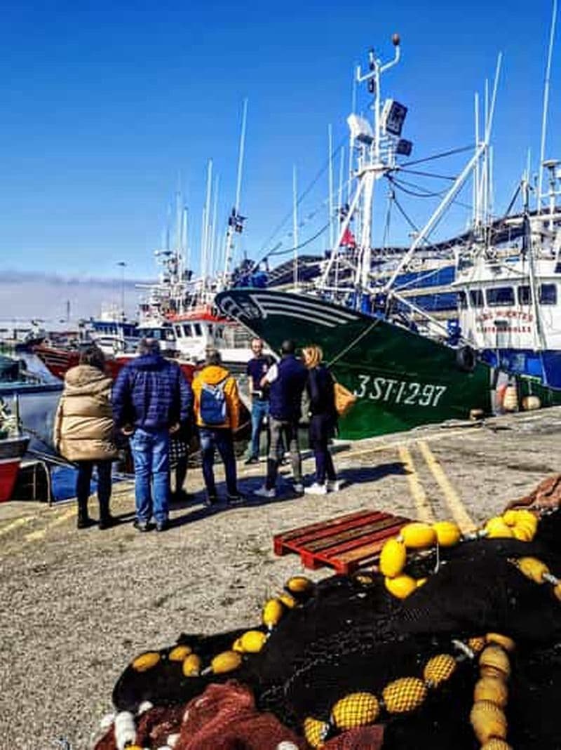 Santoña : Galerie d'art Anchovy avec port de pêche et marché