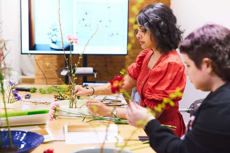 Atelier ikebana à Tokyo : expérience de l'art floral japonais