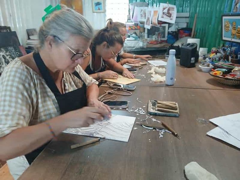 Nairobi : atelier de gravure sur bois, une expérience créative