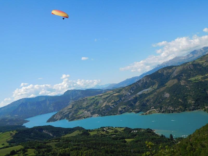 Vol en parapente au lac de Serre-Ponçon