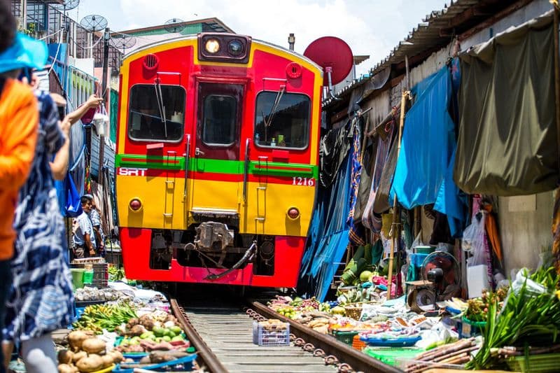 Marché ferroviaire de Mae Klong à Bangkok