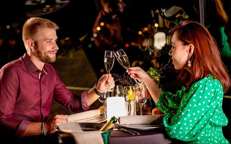 Billet Bateaux Parisiens : Dîner-croisière sur la Seine avec menu français de haute qualité