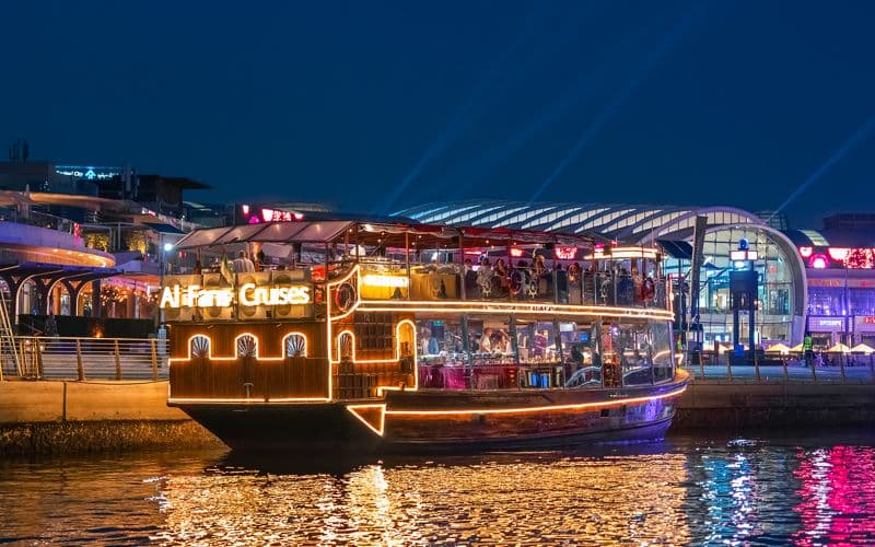 Billet Depuis le canal de Dubaï : 2 heures de dîner-croisière en boutre de luxe avec dîner et boissons à volonté.