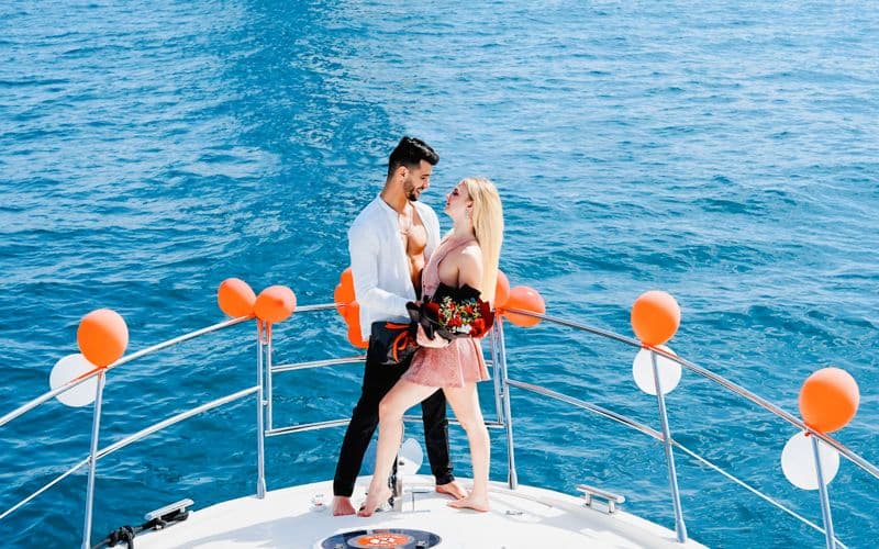 Billet Forfait de demande en mariage en mer : Location d'un yacht privé de luxe à partir de la marina de Dubaï