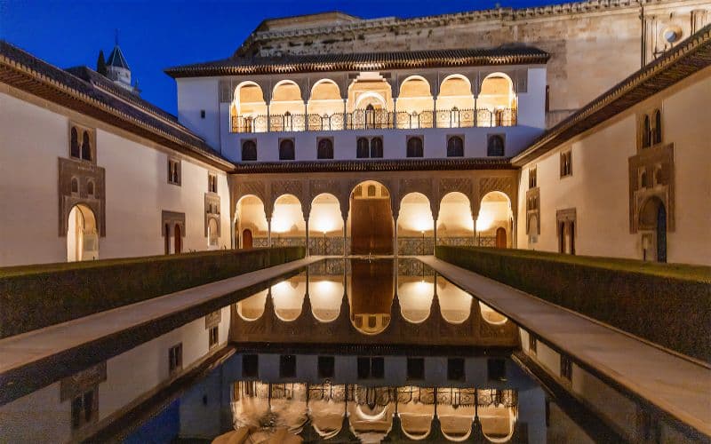 Visite guidée de l'Alhambra en coupe-file avec les palais Nasrides
