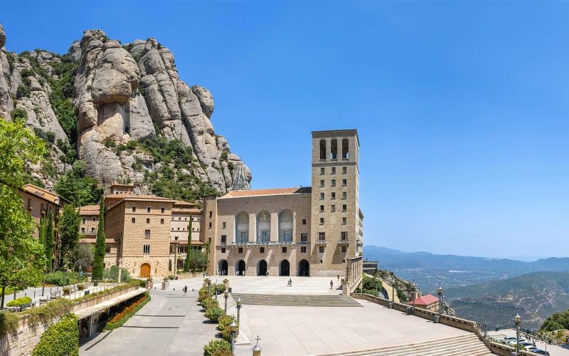 Billet Depuis Barcelone : Excursion d'une journée à Montserrat et visite guidée + accès à la Vierge noire
