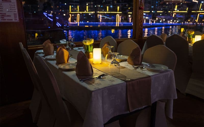 Billet Depuis Dubai Creek : Dhow Cruise avec dîner-croisière et spectacle direct
