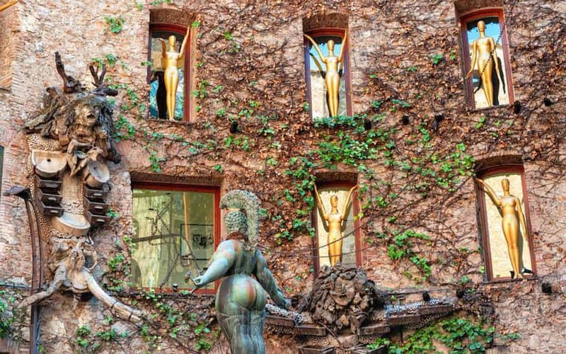 Walking Tour of Figueres and Guided Visit to Salvador's Dalí Museum