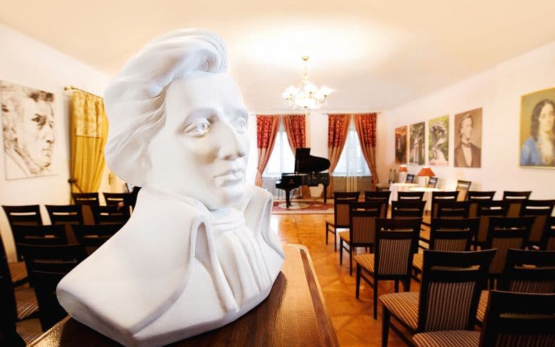 Concert de piano de Chopin en soirée à la Galerie Chopin avec un verre de vin