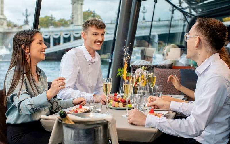 Billet Bateaux Parisiens : Déjeuner-croisière sur la Seine avec menu français