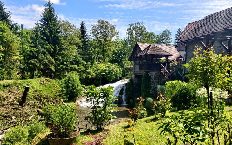 Billet Au départ de Zagreb : excursion guidée d'une journée complète au parc national des lacs de Plitvice et au village de Rastoke.