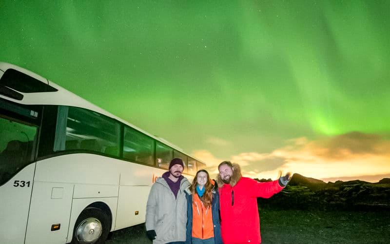 Depuis Reykjavik : Visite guidée des aurores boréales en Big Bus touristique