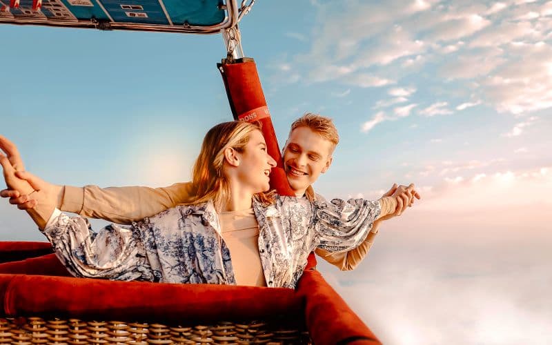 Billet Dubai Sunrise Hot Air Balloon Ride for 2 with Transfers (vol en montgolfière au lever du soleil de Dubaï pour 2 personnes avec attractions)