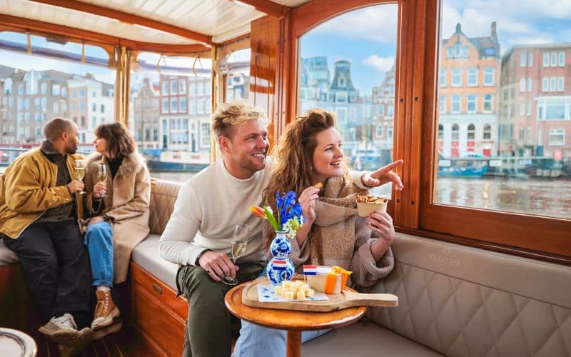 Billet Amsterdam : Croisière romantique d'une heure à bord d'un bateau-salon de luxe avec bulles et amuse-bouches