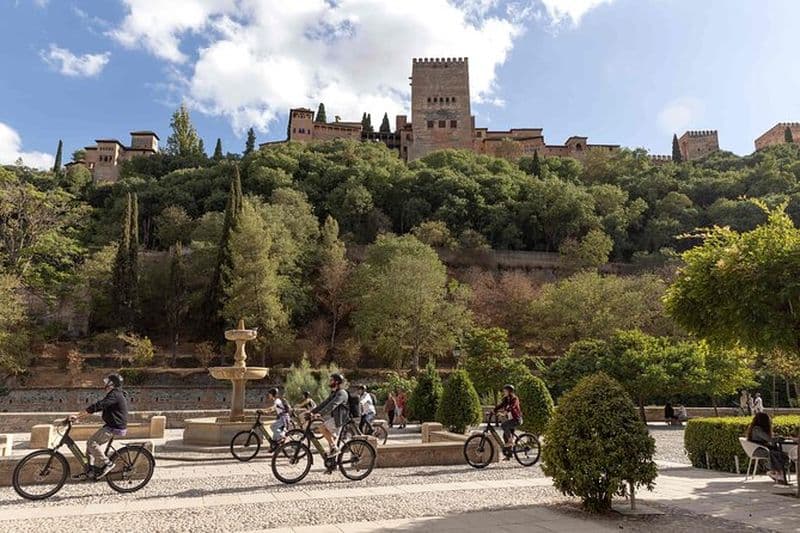 Tour à vélo à travers l'Albaicín et le Sacromonte à Grenade