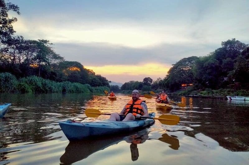 Balade nocturne en kayak à Chiang Mai