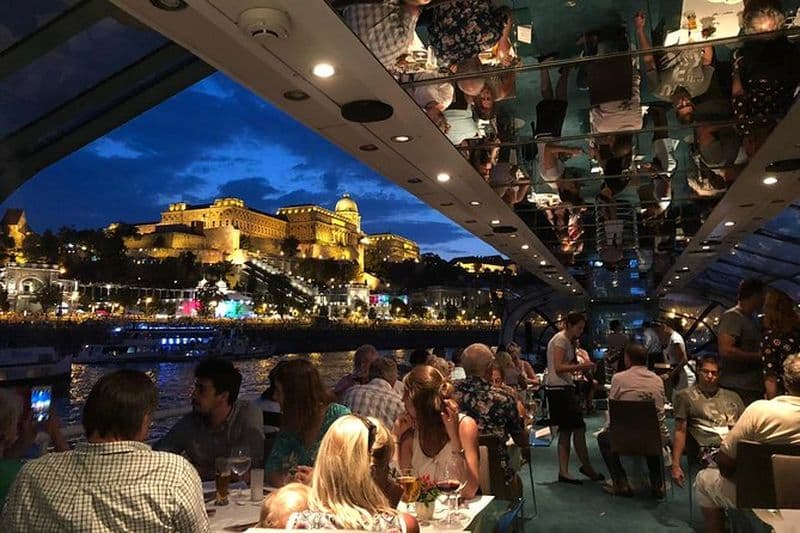 Billet Croisière avec dîner de 4 plats et musique live à Budapest