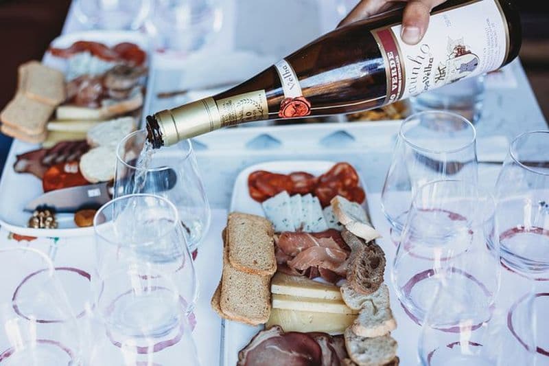 Dégustation de vins et de fromages dans une cave de Lisbonne
