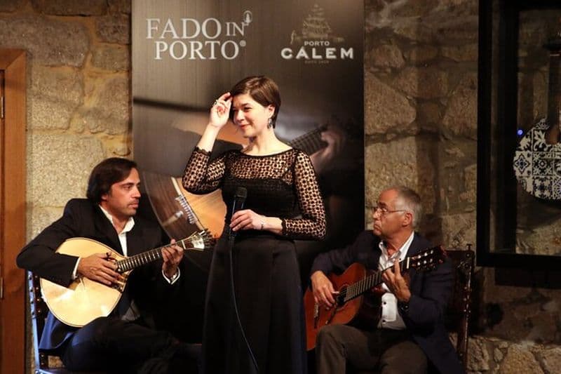 Visite guidée d'une cave, spectacle de fado et dégustation de vin à Porto