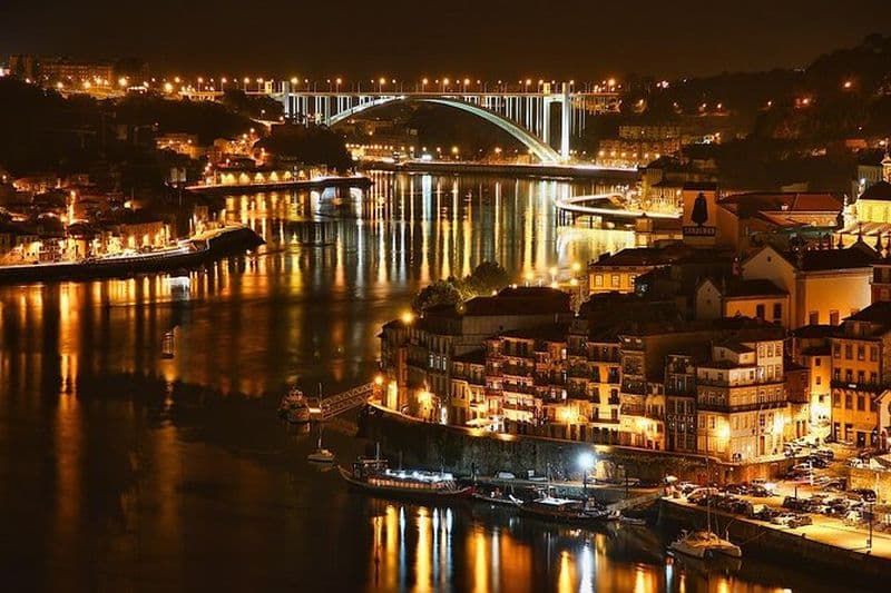 Billet Visite nocturne de Porto avec dîner et concert de fado