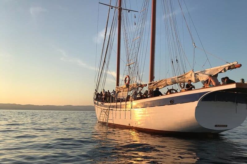 Balade en bateau au coucher du soleil à Marseille