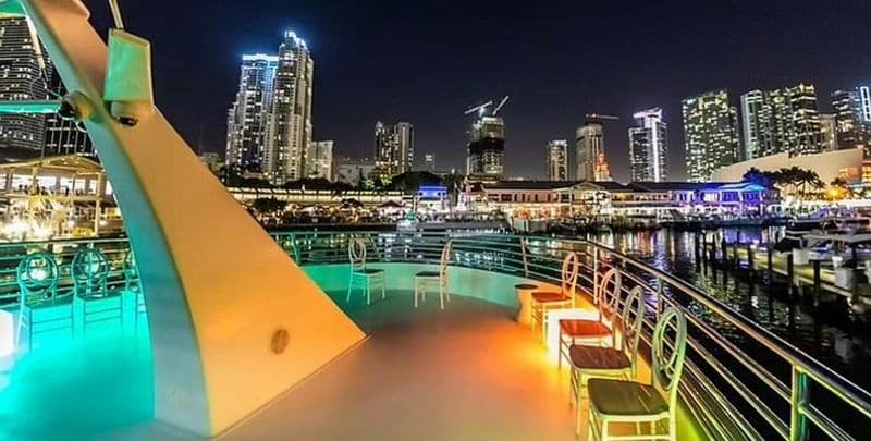 Fête sur un bateau à Miami avec bar ouvert gratuit et DJ en direct