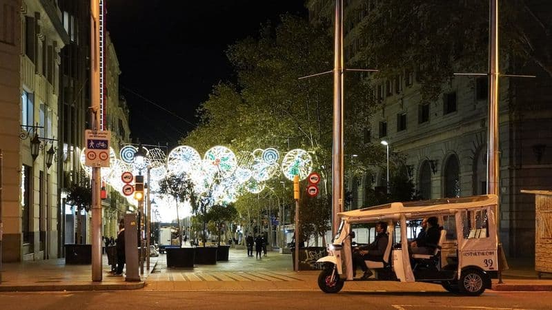 Billet Visite des lumières de Noël de Barcelone à bord d'un Eco Tuk Tuk privé