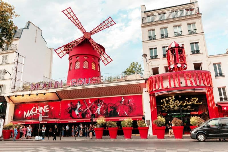 Billet Dîner à la Tour Eiffel, croisière et spectacle au Moulin Rouge