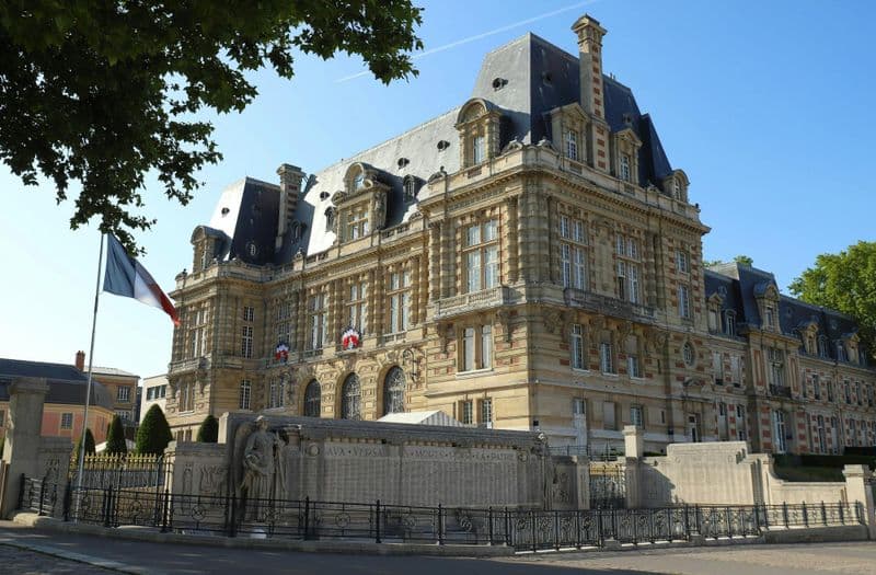 The stolen necklace outdoor city game in Versailles