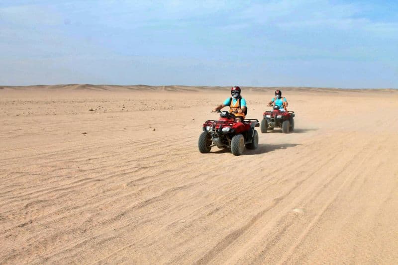 Excursion d'une demi-journée en quad dans le désert d'Hurghada avec balade à dos de chameau et thé