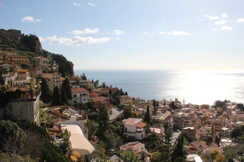 Visite à pied de la gastronomie et du vin siciliens à Taormina avec un local