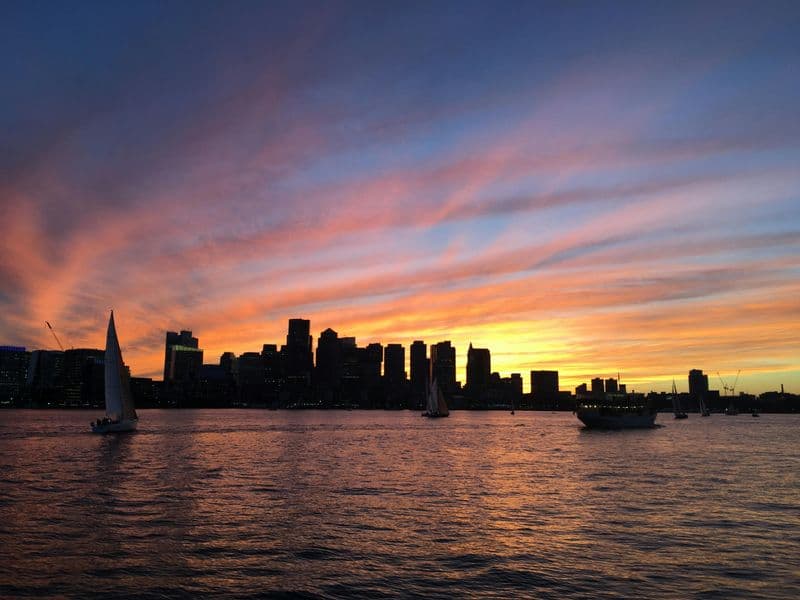 Croisière au coucher du soleil en yacht pour admirer les aurores boréales à Boston