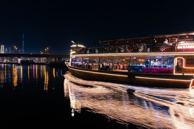 Billet Dîner-croisière de luxe sur les canaux de Dubaï avec transfert et boissons en option