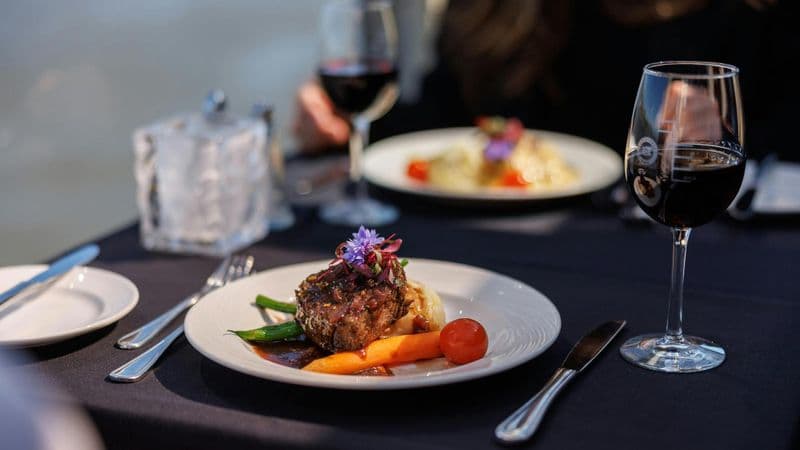 3 or 5-course dinner cruise with DJ and dancing in Montreal