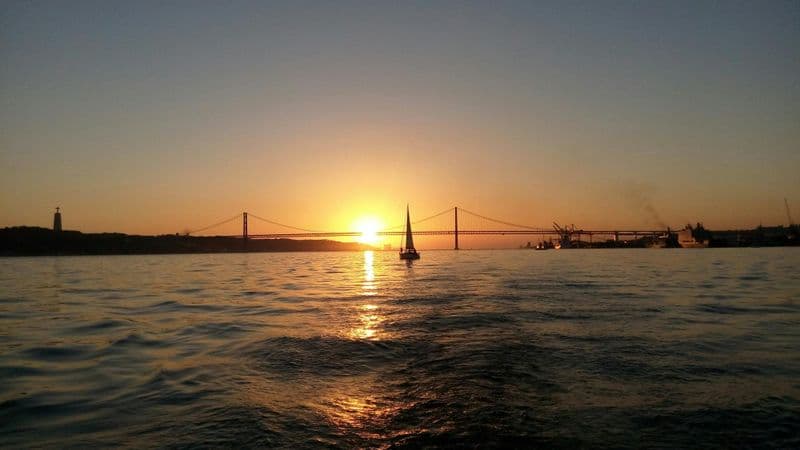 Tour de voile de 2 heures au coucher du soleil à Lisbonne