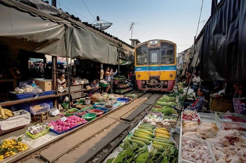 Billet Les marchés flottants ferroviaires de Bangkok et une communauté locale