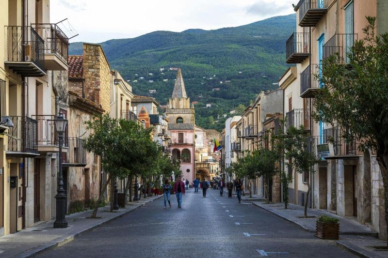 Visite de dégustation d'huile d'olive et de fromage avec visite de Castelbuono au départ de Cefalù
