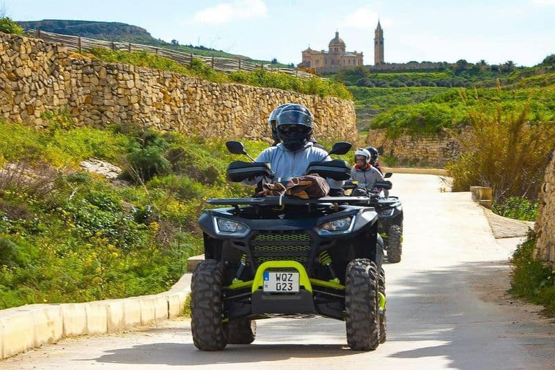 Lagon bleu et coucher de soleil sur Gozo en quad