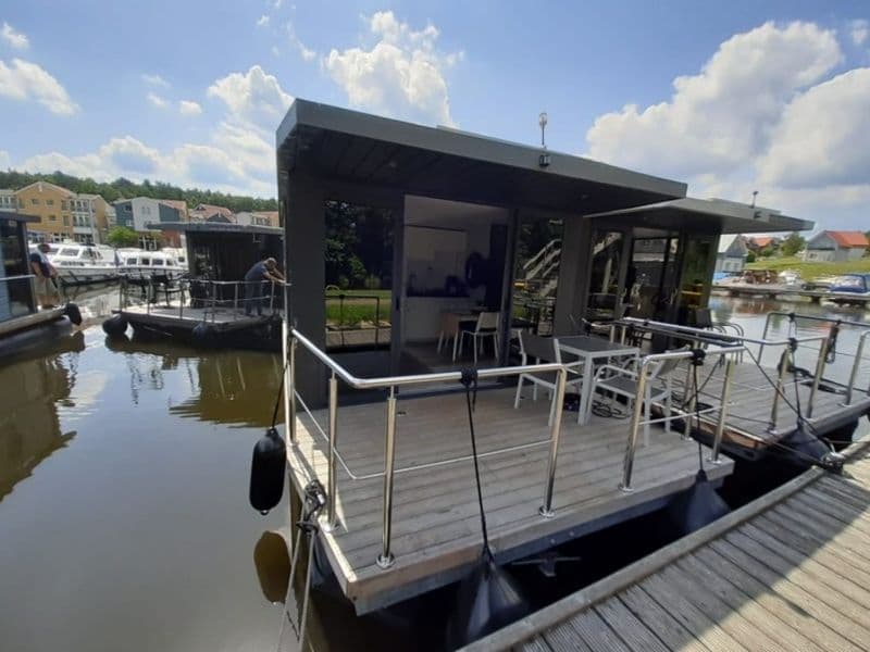 La Mare Apart M (Barge)