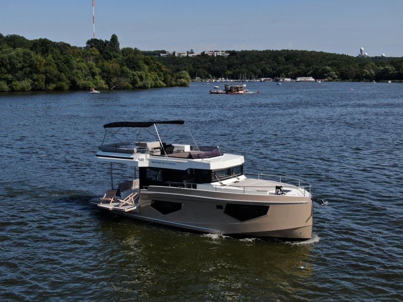 Cobra Yachts Maestro 42 (Barge)