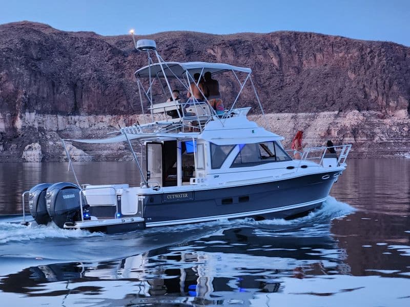 Cutwater 32CB (Motorboat)