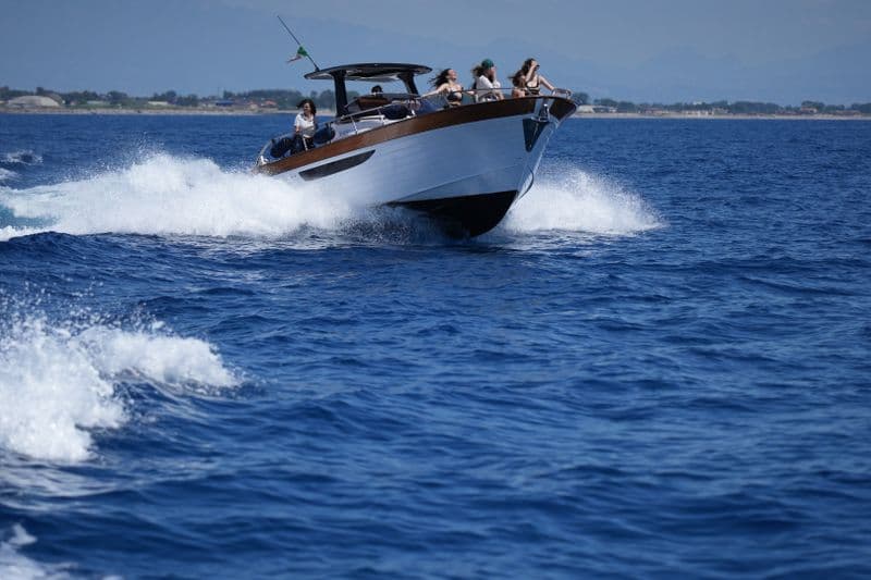 Mimi 9.5 wa (Motorboat)