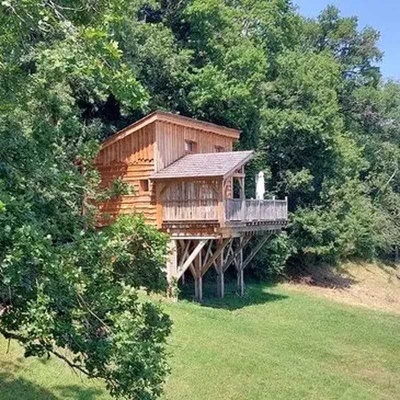 Cabane sur Pilotis avec Jacuzzi Privatif près d'Aurillac