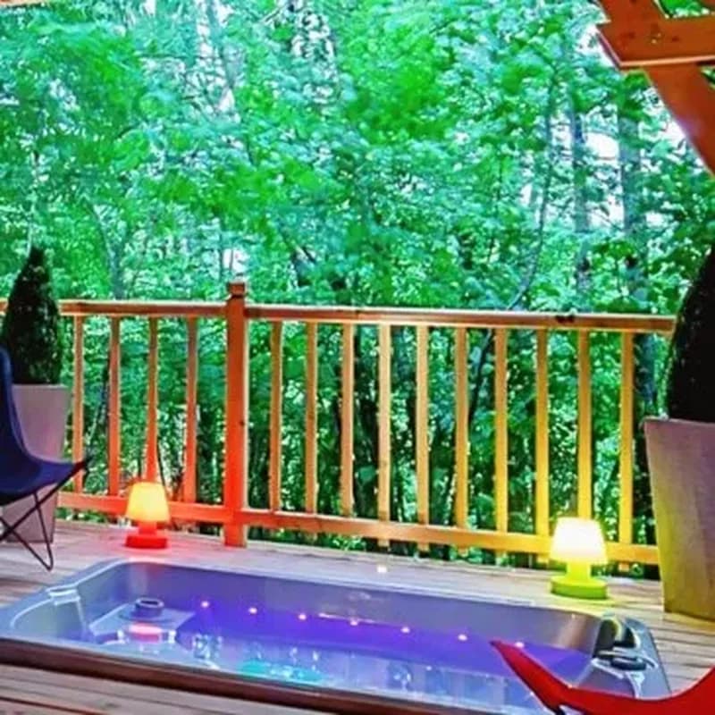Cabane dans les Arbres avec Spa près de Brive-la-Gaillarde