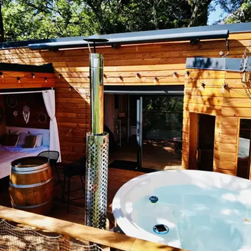 Cabane sur Pilotis avec Spa et Sauna Privatifs près de Cahors