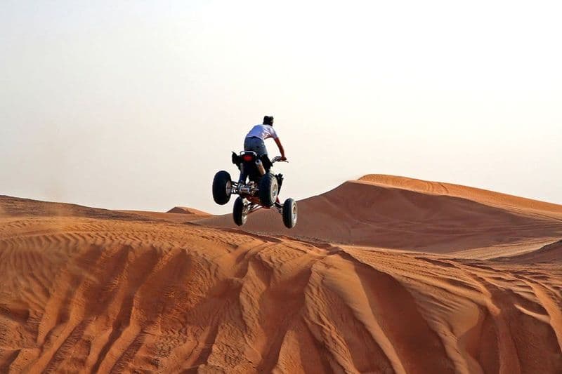 Billet Safari matinal dans le désert : Randonnée en quad, surf des sables et balade à dos de chameau