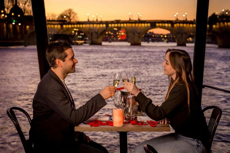 Billet Paris : Dîner-croisière sur la Seine + Accès à la Tour Eiffel + Spectacle du Moulin Rouge