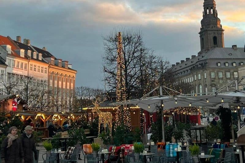 Billet Copenhague : Visite guidée de Noël + entrée aux jardins Tivoli + nourriture et boissons
